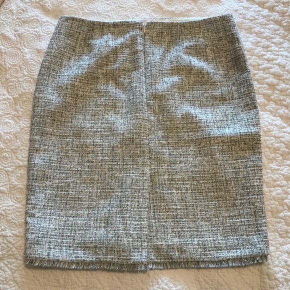 Beautiful Calvin Klein black, gray, black & white lined tweed midi skirt (12) - Picture 3 of 15
